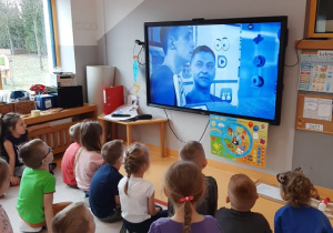 przedszkolaki słuchają informacji o sieci
